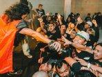 Penampilan-band-Primitive-Chimpanze-dengan-kostum-uniknya-saat-tampil-di-atas-panggung.jpg