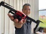 Penasihat-Pengurus-Federasi-Drone-Indonesia-Arya-Dega-menunjukkan-drone-Autel-Lite.jpg