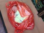 Penemuan-sesosok-bayi-terbungkus-plastik-warna-merah-gegerkan-warga-Desa-Pabian-Sumenep-Madura.jpg