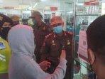 Pengecekan-penggunaan-aplikasi-PeduliLindungi-di-salah-satu-pusat-perbelanjaan-di-Tulungagung.jpg