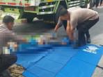 Pengendara-Sepeda-Motor-di-Kabupaten-Madiun-Terpeleset-Pasir-Lalu-Tertabrak-Truk.jpg