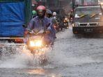 Pengendara-melintasi-jalan-Kota-Malang-yang-tengah-diguyur-hujan-deras.jpg