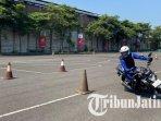 Pengendara-motor-Honda-saat-menikung-tajam-di-lintasan-safety-riding-milik-MPM-Honda-Jatim.jpg