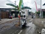 Protes Jalan Rusak, Warga Desa Ngunut Tanam Pohon Pisang di Tengah Jalan Raya Tulungagung