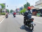 Pengendara-sepeda-motor-yang-memacu-kendaraannya-di-tengah-cuaca-panas-Jombang.jpg