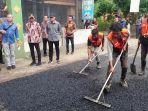 Pengerjaan-pengaspalan-jalan-di-bawah-Dinas-PUPR-Tulungagung.jpg