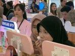 Pengunjung-Mall-Tunjungan-Plaza-Surabaya-saat-mencoba-langsung-makeup-di-Sociolla-Beauty-Wonderland.jpg