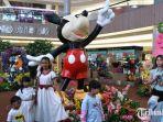 Pengunjung-berfoto-dengan-beberapa-karakter-Disney.jpg