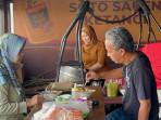 Pengunjung-menikmati-soto-kambing-di-Warung-Soto-Saben-Ketangi-Malang.jpg