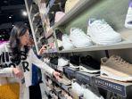 Pengunjung-outlet-tengah-melihat-koleksi-terbaru-dari-skechers-yang-berada-di-Tp.jpg