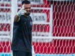 Penjaga-Gawang-Arema-FC-Lucas-Frigeri-saat-melakukan-pemanasan-sebelum-pertandingan-menghadapi-PSS.jpg