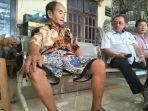 Pensiunan-Kasek-H-Muhammad-Iskak-saat-menemui-guru-guru-SD-di-rumahnya.jpg