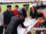 Penyerahan-SK-pengangkatan-sebagai-PPPK-paruh-waktu-di-lapangan-Pemkab-Jombang.jpg