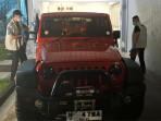 Penyidik-KPK-menggeledah-salah-satu-mobil-mewah-merk-Jeep-Rubicon.jpg