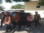 Penyidik-Satreskrim-dan-tim-Jaksa-berjalan-usai-mengikuti-jalanya-rekonstruksi.jpg