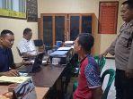 Penyidik-menginterogasi-maling-kanan-perhiasan-dan-uang-tunai-di-Mapolsek-Wuluhan-Jember.jpg