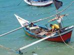 Perahu-nelayan-Situbondo-yang-terdampar.jpg