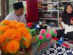 Perajin-membuat-kembang-endhog-pesanan-pembeli-beberapa-waktu-lalu.jpg