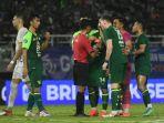 Persebaya-vs-Madura-United-Bek-Persebaya-Surabaya-Slavko-Damjanovic-mendapat-kartu-merah.jpg