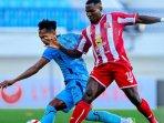 Persela-Lamongan-vs-Deltras-FC-Striker-Deltras-FC-Neville-Tengeg-duel-perebutan-bola.jpg