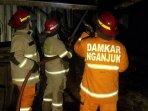 Personel-Damkar-Nganjuk-berjibaku-memadamkan-api-yang-melalap-dapur-rumah-warga-Dusun-Jali.jpg