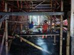 Personel-Damkar-melakukan-pemadaman-Gudang-Tembakau-terbakar-di-Jember.jpg