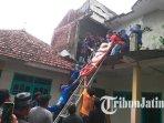 Personel-Damkarmat-Tulungagung-menurunkan-jenazah-Supriyanto-dari-lantai-2-rumah.jpg