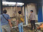 Personel-Polsek-Pasean-Pamekasan-mengecek-toko-sekaligus-toko-yang-terbakar.jpg