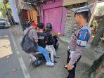 Personel-Satlantas-Polres-Bojonegoro-saat-menindak-salah-satu-pengendara-yang-melanggar.jpg