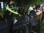 Personel-Satlantas-Polres-Probolinggo-tengah-melakukan-olah-TKP-kecelakaan-maut-di-probolinggo.jpg