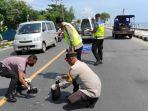 Personel-Satlantas-Polres-Tuban-saat-olah-TKP-salah-satu-laka-lantas.jpg