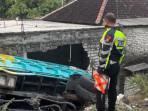 Truk Muatan Pasir Meluncur Mundur Hantam Rumah, 2 Anak di Bangkalan Tewas Saat Tertidur