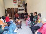 Pertemuan-antara-warga-dan-polisi-di-rumah-ketua-RT-setempat-untuk-membahas-tindak-lanjut.jpg