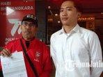 Perwakilan-LSM-Syafril-yang-melaporkan-tiga-petinggi-BEM-buntut-aksi-demo-fitnah-kriminalisasi.jpg
