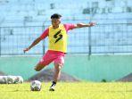 Pesepakbola-Ahmad-Bustomi-mengikuti-sesi-latihan-Arema-FC.jpg