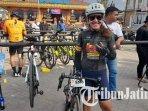 Peserta-Antangin-Bromo-KOM-Challenge-2023-berfoto-di-titik-finish-Pendopo-Agung-Wonokitri.jpg
