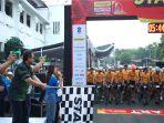 Peserta-Antangin-Bromo-KOM-Challenge-2023-tinggalkan-Balai-Kota-Surabaya.jpg
