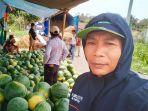 Petani-Semangka-asal-Bondowoso-saat-menunjukkan-hasil-panen-semangkanya.jpg