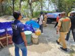 Petugas-BPBD-Bojonegoro-saat-menyalurkan-bantuan-air-bersih-pada-warga-terdampak-kekeringan.jpg