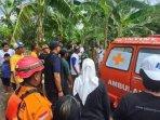 Petugas-BPBD-Jombang-saat-mengevakuasi-jasad-korban-tenggelam-di-sungai-Desa-Watudakon.jpg
