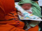 Petugas-BPBD-Kota-Surabaya-menggali-diinformasi-mengenai-temuan-bayi-di-rumah-saksi-MS.jpg