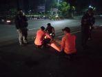 Petugas-BPBD-dan-Tim-Medis-Pemkot-Surabaya-mengevakuasi-korban-kecelakaan-di-Bundaran-Waru.jpg
