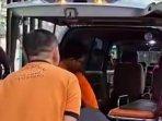 Petugas-BPBD-evakuasi-korban-kecelakaan-motor-menabrak-tiang-listrik-di-Jalan-Margomulyo-surabaya.jpg