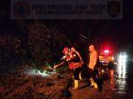 Petugas-BPBD-mengevakuasi-material-tebing-longsor-di-Desa-Cembor-dan-Desa.jpg