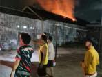 Petugas-Damkar-Kabupaten-Kediri-saat-memadamkan-rumah.jpg