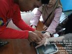 Petugas-Damkar-Kabupaten-Kediri-saat-menolong-seorang-nenek-yang-kesulitan-melepaskan-cincin-emas.jpg