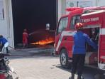 Petugas-Damkar-Tuban-berusaha-memadamkan-api-yang-membakar-gudang.jpg