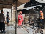 Petugas-Damkar-Tuban-melakukan-pembasahan-sisa-api-di-dapur-warung-makan-yang-terbakar.jpg