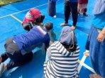 Petugas-Damkar-Tuban-saat-mengevakuasi-kaki-balita-yang-terjebak-di-lubang-tiang-net-bola-voli.jpg