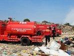 Petugas-Damkar-berupaya-memadamkan-api-yang-membakar-tumpukan-sampah-di-TPA-Randegan.jpg